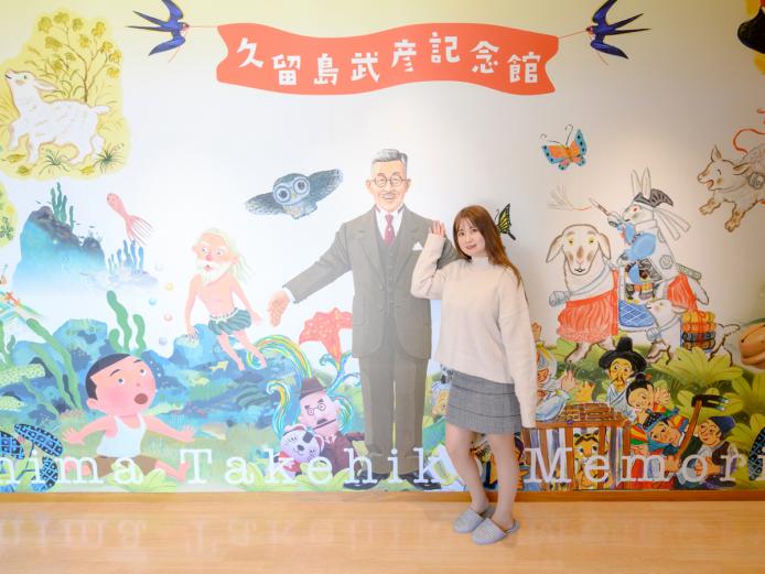 ▲久留島先生の壁画と一緒に撮影を
