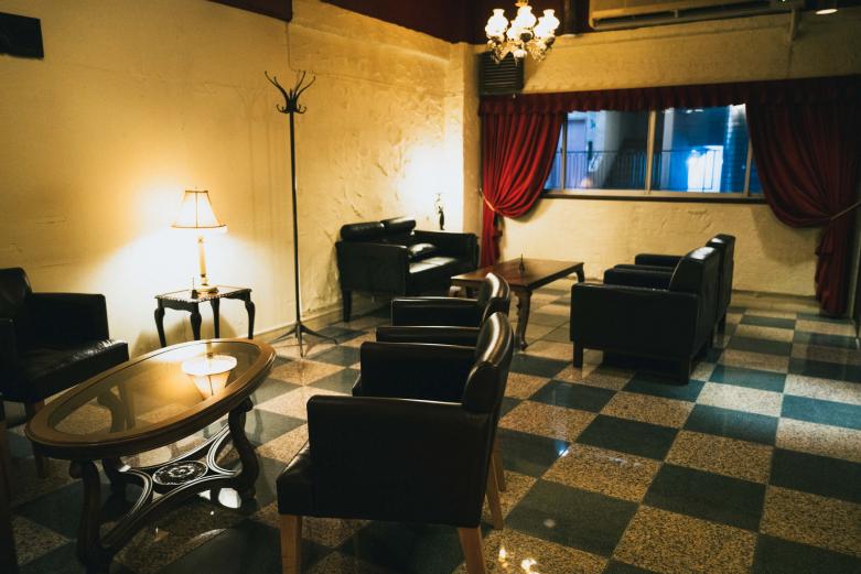 <span style="font-size:12px;">最後に辿り着いたのは、イタリア語で幻想の意味を持つ〈BAR VISIONE（バール ビジオーネ）〉（白銀ビル３階）。扉の奥には、歓楽街の喧騒を忘れさせるようなしっとりとした大人の空間が広がっています。<br> <br> 24年ほど前にビルオーナーが立て直しを図り、いまのような活気を取り戻した白銀ビル。その第１号店となったのがこちらのバー。名実ともに白銀ビルの重鎮といった趣です。</span><br><br>