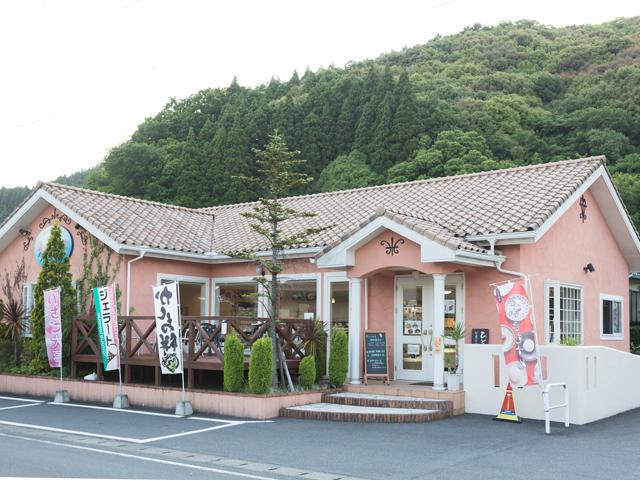 <font color="#ff1493"><strong>お菓子のうめだ</strong></font><br>身体に優しい素材と、心をこめて丁寧に手づくりすることにこだわった街のお菓子屋さん。自慢の吟醸餡を使った和菓子や、まるで宝石のように可愛い洋菓子、お土産にもピッタリな焼き菓子など、種類豊富に揃います。季節のフルーツを使った期間限定スイーツも見逃せません。<hr><span style="font-size:14px;"><strong>【DATA】 </strong><br /> 住所／佐伯市鶴望寺田2616-4<br>電話／0972-24-1231<br>駐車場／8台<br>アクセス／佐伯ICから車で約10分<br /><a href="http://www.ginjyo-an.jp/" target="_blank"><font color="#0033ff">詳細はこちら</font></a></span>