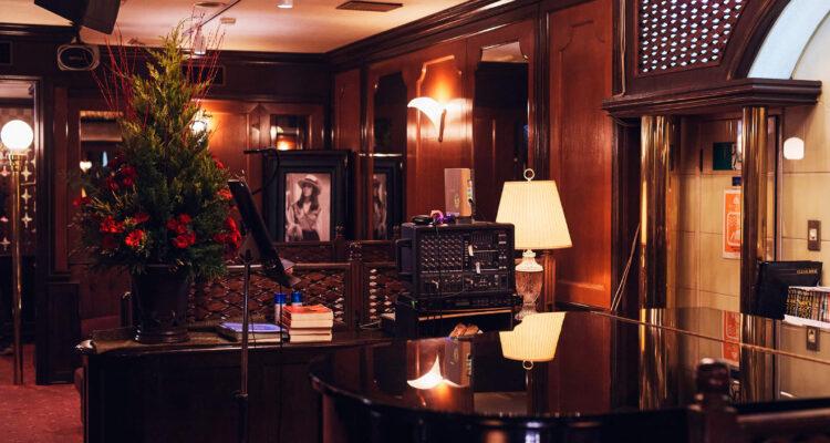 <span style="font-size:16px;"><a href="https://clubsansei.com/ "> <span style="color:#C9F2E3;"><u>クラブ三清</u></span></a><br > <span style="font-size:12px;">1958年創業。豪華な内装や存在感のあるグランドピアノが印象的で、品格が漂う老舗クラブです。ピアニストの生演奏やチークダンスなど、若い方も伝統のクラブ文化に触れることができます。</span><br /> <span style="font-size:12px;"><span style="color:#FFFF00;">【スポット情報】</span><br /> 住所：大分県大分市都町3-5-23　JNビル１F <br /> TEL：097-536-0311 <br /> 営業時間：20:00〜24:00 <br /> 定休日：土・日曜・祝日（年末の土曜は予約にて営業、3・11・12月は土曜営業）</span><br /><br>