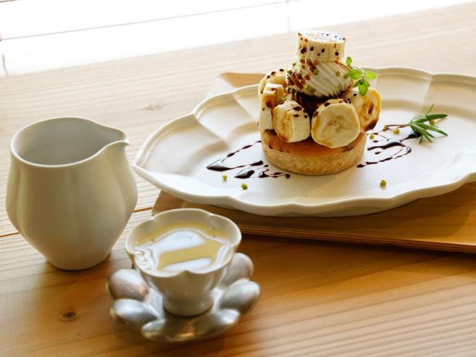 <font color="#ff1493"><strong>うすき皿山</strong></font><br>陶磁器「臼杵焼（うすきやき）」の工房やギャラリー、カフェ、焼き菓子店などを備える複合施設『うすき皿山』。カフェスペースの「皿山喫茶室」では、中国茶や手作りスイーツが楽しめ、工房では「臼杵焼」の制作現場の見学や、器づくり体験もできます。<br><hr><span style="font-size:14px;"><strong>【DATA】 </strong><br /> 住所／臼杵市深田811-4<br>電話／0972-65-3113<br>駐車場／7台<br>アクセス／臼杵ICから車で約6分<br /><a href="https://usukiyaki.com/pages/%E3%81%86%E3%81%99%E3%81%8D%E7%9A%BF%E5%B1%B1" target="_blank"><font color="#0033ff">詳細はこちら</font></a></span>