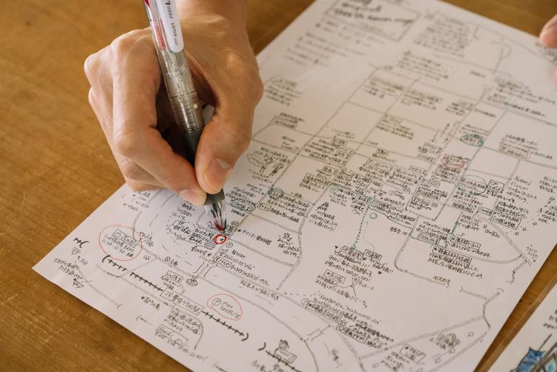 <span style="font-size:12px;"><font color="ffffff">cueを訪れる観光客の旅の目的地は、阿蘇、別府、高千穂といった九州を代表する名所や温泉地が多く、純粋に竹田のまちに観光だけで来る人は少ないそう。<br> <br> 「初めてcueに泊まられる方は竹田のことを知らずに来ることがほとんどです。だからこそ竹田を知ってもらいたくて竹田マップをつくりました」という堀場さん。cueのチェックイン時は必ずこのマップを使って、詳しく説明を行っているそう。<br> <br> 「僕らのおすすめのお店をご案内すると、『ひと晩じゃ足りなかった』といって、また来てくださることも。cueは僕らを含めた４人で運営していますが、スタッフそれぞれに“推しの店”がちゃんとあって、おすすめの仕方も違うんですよ」<br> <br> ということで、竹田の夜営業のお店をピックアップしていただきました。「あの人に会いにいってほしい」という堀場夫妻のおすすめの店を目指し、今宵、TAKETA mapを片手に夜の竹田のまちを巡っていきましょう。</font></span><br><br>