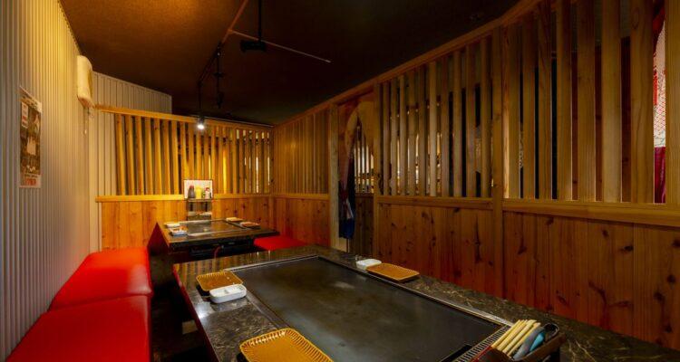 <span style="font-size:16px;"><a href=" https://www.instagram.com/daihachi.hanare/"><span style="color:#C9F2E3;"><u>鉄板焼き　大八商店のはなれ</u></span></a><br ><span style="font-size:12px;"> 系列店『大八商店 焼肉研究所』の肉はもちろん、新鮮な海鮮の鉄板焼きや餃子、お好み焼きなどを提供している。席数が限られているので予約がオススメ。</span><br /><span style="font-size:12px;"><span style="color:#FFFF00;">【スポット情報】</span><br />住所：大分県豊後大野市三重町赤嶺3007-5<br />TEL：080-6037-1161<br />営業時間：17:00～23:00<br />定休日：不定</span><br /><br>