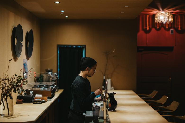 <span style="font-size:12px;"><font color="ffffff"> おんせん都市型音楽祭「いい湯だな！」の主催者の顔も持つ深川さん。別府とミュージシャンをつなげる活動にも力を注いでいます。<br> <br> 今日は幸い金曜日。別れ際の挨拶は、もう決まっています。<br> <br> 「おやすみなさい。じゃあ、また後で」。</font></span>