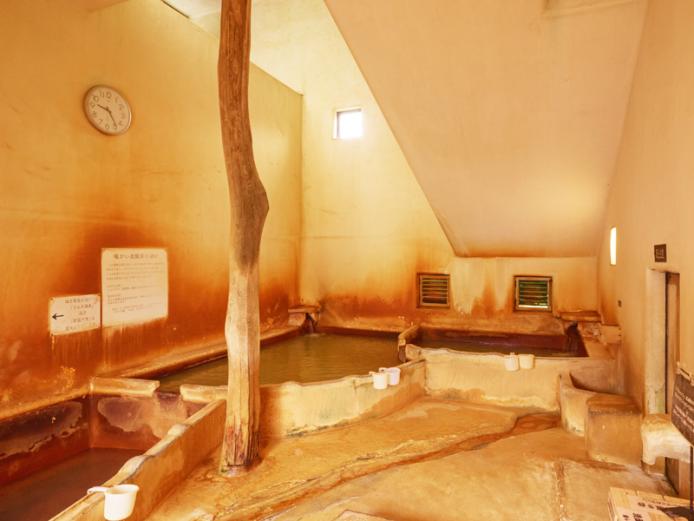 <font color="#800080"><strong>ラムネ温泉館</strong></font><br>温泉に浸かると、しゅわしゅわの泡が体全体を包む天然炭酸泉。32度の炭酸泉（外湯）と、42度のにごり湯（内湯）があり、2種類の源泉に交互に浸かると、体の芯からじんわりと血流が良くなり、肌表面の角質が取れてツルツルに。炭酸泉が持つ温浴効果を実感して。<hr><span style="font-size:14px;">【DATA】<br >・住所／竹田市直入町長湯7676-2<br>・電話／0974-75-2620<br>・種類／内湯、露天、貸切湯<br>・泉質／炭酸泉<br><a href="https://lamune-onsen.co.jp/ " target="_blank"><font color="#0033ff">詳細はこちら</font></a></span><br><br>