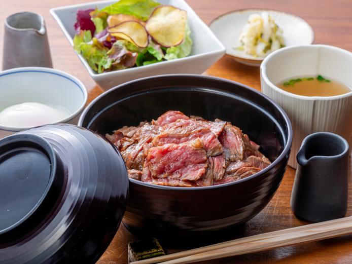 ▲おおいた和牛と九州産黒毛和牛を使用した「炭火焼ビフテキ丼」3,630円