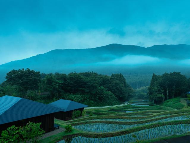 &lt;font color=&quot;#800080&quot;&gt;&lt;strong&gt;温泉旅館「界 由布院」がオープンしました&lt;/strong&gt;&lt;/font&gt;&lt;br&gt;星野リゾートの温泉旅館ブランド「界」が由布院にオープンしました。設計・デザインはもちろん、建築家・隈研吾氏が担当。「棚田暦で憩う宿」をコンセプトとした広大な敷地内には、美しい棚田が広がっています。移ろいゆく風景を眺めるテラスや由布岳を望む温泉、猪肉や穴熊などジビエ料理が堪能できる特別会席、ご当地の文化が体験できる「ご当地楽」など、界ブランドならではのおもてなしが詰まった宿です。&lt;hr&gt;&lt;span style=&quot;font-size:14px;&quot;&gt;【DATA】&lt;br /&gt;住所／由布市湯布院町川上398&lt;br&gt;電話／0570-073-011（界予約センター）&lt;br&gt;交通アクセス／湯布院ICから車で約8分&lt;br /&gt;&lt;a href=&quot;https://hoshinoresorts.com/ja/hotels/kaiyufuin/&quot; target=&quot;_blank&quot;&gt;&lt;font color=&quot;#0033ff&quot;&gt;詳細はこちら&lt;/font&gt;&lt;/a&gt;&lt;/span&gt;&lt;br&gt;&lt;br&gt;