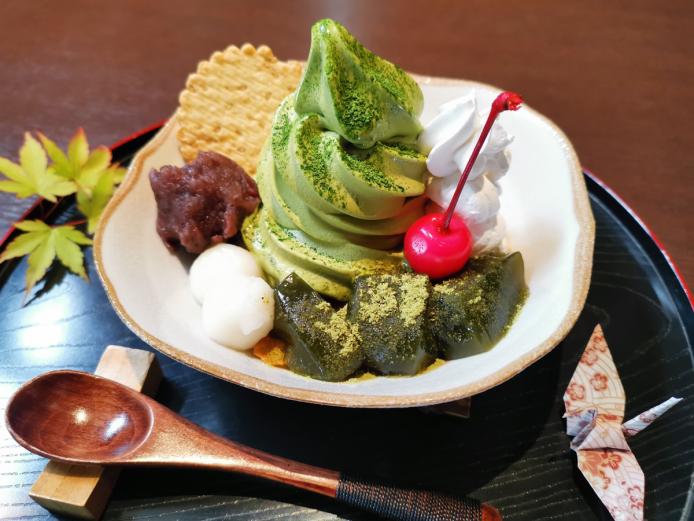 <font color="#ff1493"><strong>甘味処 禅海茶屋</strong></font><br>耶馬渓を代表する名勝「競秀峰（きょうしゅうほう）」の麓にある食事処。落ち着いた和の雰囲気が漂う店内では、地元産の野菜など旬の食材を使った御膳やだんご汁など食事メニューをはじめ、お団子や抹茶パフェといった甘味メニューが味わえます。<hr><span style="font-size:14px;"><strong>【DATA】 </strong><br /> 住所／中津市本耶馬渓町曽木2066-7<br>電話／0979-52-2123<br>駐車場／あり<br>アクセス／中津ICから車で約20分<br /><a href=" https://zenkaichaya.com/" target="_blank"><font color="#0033ff">詳細はこちら</font></a></span>