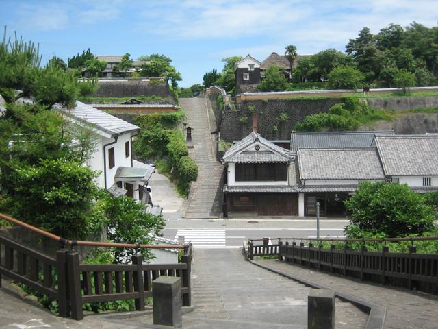 <font color="#ff1493"><strong>酢屋の坂・塩屋の坂</strong></font><br>城下町内には、南北の坂の上にある武家屋敷と商人の町をつなぐ坂道が数多くあります。その中でも代表的な坂が、一直線に結ぶ「酢屋の坂」と「塩屋の坂」。坂の上からは商人の町と向かい側の武家屋敷が広がる美しい姿を望めます。<hr><span style="font-size:14px;"><strong>【DATA】 </strong><br /> 住所／杵築市大字杵築<br>電話／0978-63-0100（杵築市観光協会）<br>駐車場／周辺の無料共同駐車場利用<br>アクセス／杵築ICから車で約5分<br /><a href="https://kit-suki.com/pages/35/" target="_blank"><font color="#0033ff">詳細はこちら</font></a></span>