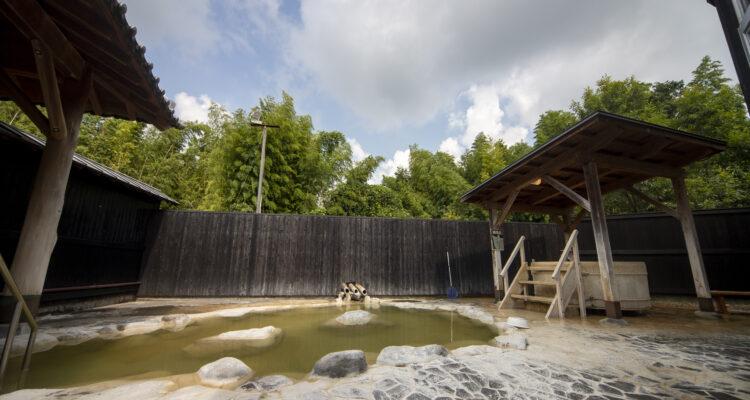 <span style="font-size:16px;"><a href="https://www.yamaga-kazenosato.com/https://www.yamaga-kazenosato.com/"><span style="color:#C9F2E3;"><u>山香温泉 風の郷</u></span></a><br ><span style="font-size:12px;"> 和室メインの宿泊施設。露天風呂には桶風呂があり、空気に触れて固まった源泉成分が不思議な模様を創りだしている。内湯やドライサウナも楽しめる。</span><br /><span style="font-size:12px;"><span style="color:#FFFF00;">【スポット情報】</span><br />住所：大分県杵築市山香町倉成3003<br />TEL：0977-75-1126<br />営業時間：温泉11:00〜21:30（最終受付21:00）<br />定休日：火・水曜</span><br /><br>