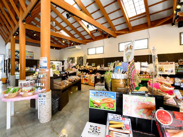 ▲お菓子や加工品など津久見や大分の特産品が並ぶ