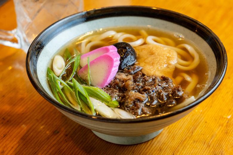 <span style="font-size:12px;"><font color="ffffff"> 「肉うどん」800円。<br> <br> シメには、やわらか麺の「肉うどん」はいかがでしょう。<br> <br> 高嶋さんの父親の故郷は福岡県の久留米ということで、博多風のやわらかいうどんに甘めのスープがベースになっています。竹田の名物のしいたけやしっかり甘く煮た牛肉をたっぷり乗せて。「砂糖が少ないと味が決まらんのよね」というくらいなので糖分は控えめではないので、ご了承を。</font></span><br><br>