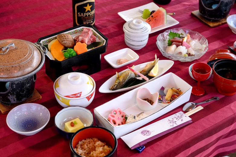 <span style="font-size:12px;"> テーブルに並ぶのは鮎の塩焼きや季節の地元野菜を使った会席料理。川の上ならではの開放感に笑顔がこぼれ、お酒を片手に、特別な時間が流れていきます。</span><br><br>