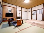 離れの客室「やまざくら」。純和風の佇まいがホッとさせてくれる