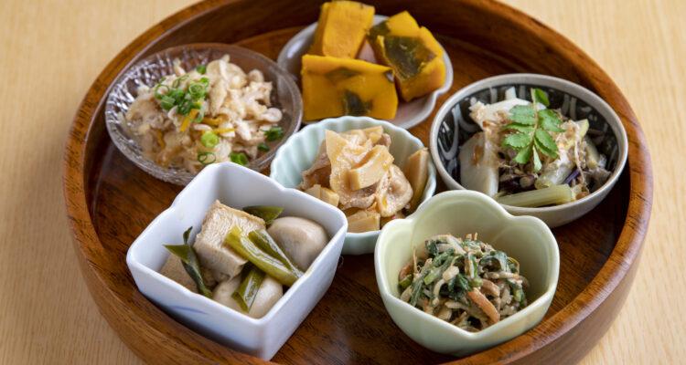 <span style="font-size:16px;"><a href="https://www.instagram.com/shokudou_maimai/"> <span style="color:#C9F2E3;"><u>食堂米米</u></span></a><br > <span style="font-size:12px;"> 鶴川商店街にある、築70年の古民家をリノベーションした食堂。地元の素材を使ったおばんざいなどが評判で、日本酒などのお酒も豊富。</span><br /> <span style="font-size:12px;"><span style="color:#FFFF00;">【スポット情報】</span><br /> 住所：大分県国東市国東町鶴川1299-1<br /> TEL：0978-72-4661<br /> 営業時間：12:00～15:00(LO14:30)/17:30～23:00(LO22:30)<br /> 定休日：月曜</span><br /><br>