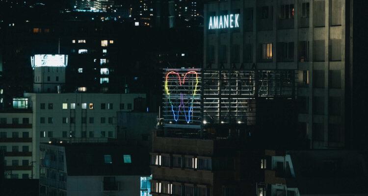 <span style="font-size:16px;"><a href="https://alternative-state.com/"> <span style="color:#C9F2E3;"><u>別府の天使</u></span></a><br > <span style="font-size:12px;"> 夜の別府に浮かび上がる天使の羽。トルコ出身でパリを拠点に活動する著名アーティスト、サルキスの作品。「ALTERNATIVE STATE」というアートプロジェクトの作品のひとつです。</span><br /> <span style="font-size:12px;"><span style="color:#FFFF00;">【スポット情報】</span><br /> 住所：大分県別府市駅前本町6-28 設置場所:アマネクイン別府 屋上看板<br /> TEL：0977-22-3560 (NPO法人 BEPPU プロジェクト)<br /> 鑑賞時間：日没～23:00</span><br /><br>