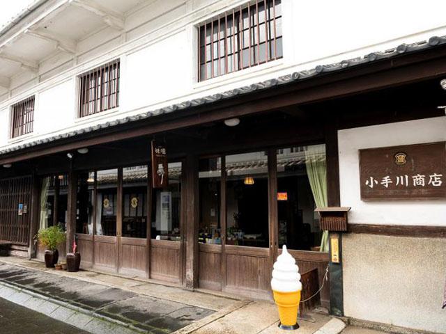 &lt;font color=&quot;#0000FF &quot;&gt;&lt;strong&gt;小手川商店（臼杵市）&lt;/strong&gt;&lt;/font&gt;&lt;br&gt;&lt;span style=&quot;font-size:14px;&quot;&gt;城下町にある、フンドーキン発祥の店。臼杵の郷土料理である黄飯やかやく、きらすまめし、卵黄味噌漬け、麦みそを使ったみそ汁などが味わえる「みそ汁御膳」は、身体も喜ぶ、ほっこりとした美味しさ。醤油、味噌などのお土産も販売しています。&lt;/font&gt;&lt;/span&gt;&lt;br&gt;&lt;br&gt;&lt;br&gt;