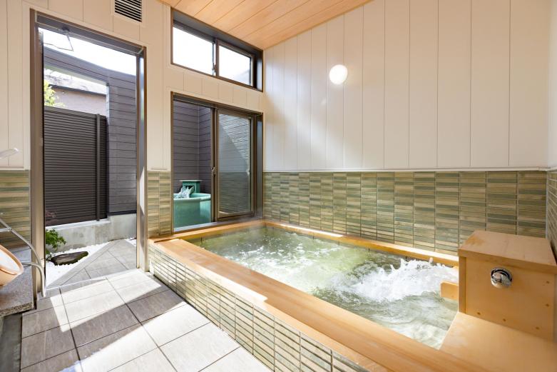 <font color="#800080"><strong>個室温泉おふゆ</strong></font><br>全室個室の家族風呂が16室揃う温泉施設。露天付きやサウナを完備したお風呂、大きな「すべり台」の付いたお風呂など４つの異なるタイプがあり、24時間ネット予約可能。入浴ごとに源泉を入れ替える「源泉入れ替え式」で、いつでも清潔・安心で楽しめる。 <hr><span style="font-size:14px;">【DATA】<br >・住所／別府市堀田町24-37<br>・電話／0977-76-6007<br>・種類／貸切湯<br>・泉質／炭酸水素塩泉<br><a href="https://www.off-yu.com/" target="_blank"><font color="#0033ff">詳細はこちら</font></a></span><br><br>