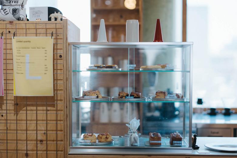 <span style="font-size:12px;"><font color="ffffff"> バターケーキやスコーンといった焼き菓子は常時10種前後を取り揃えています。看板商品・ソフトクリームの副産物として生まれたプリン、カヌレも今やmazeruの名物に。<br> <br> こうして誕生したmazeruは、もちろんカフェではありますが、井上さんのクリエイティブ活動のための拠点という側面も持つ複合スペースです。店内を見渡すと、国内外のアーティストによる作品も展示販売してあります。<br> <br> 屋号のmazeruとは「混ぜる」「交ぜる」の意味があり、人やモノがこの場所、井上さんというフィルターを通して科学変化を起こしてほしいという願いが込められています。<br> <br> そのため、大分に暮らす人々にとって、より刺激になるという観点から、立ち上げ時はあえて大分在住のアーティストの作品は置きませんでした。そのチョイスにも一本、まっすぐな筋が通っています。今後は少しずつ大分の作家さんも取り扱う予定とのこと。</font></span><br><br>