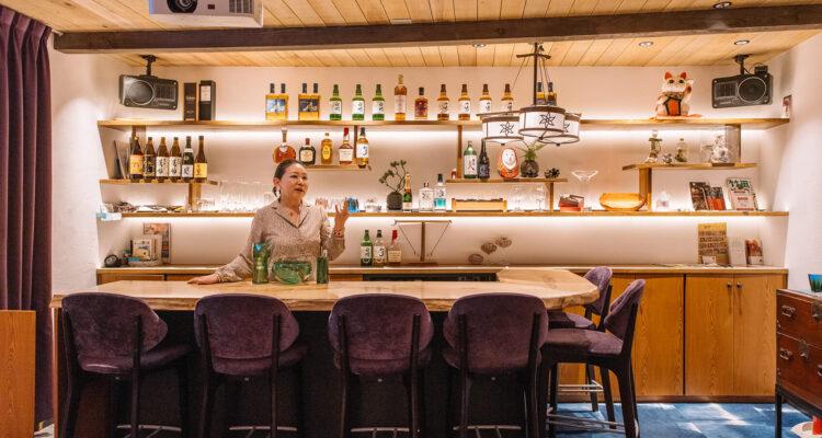 <span style="font-size:16px;"><a href="https://www.instagram.com/snack.jolie_hata/"> <span style="color:#C9F2E3;"><u>スナック jolie &amp;はた</u></span></a><br > <span style="font-size:12px;">老若男女、家族連れでも楽しめるオープンなスナック。スナックに行ったことがない人でも十分楽しめる店主の懐の広さと明るさが魅力です。</span><br /> <span style="font-size:12px;"><span style="color:#FFFF00;">【スポット情報】</span><br /> 住所：大分県竹田市大字竹田町240 <br /> 営業時間：17:00～深夜0:00／月曜15:00～22:30 <br /> 定休日：不定</span><br /><br> 【Photo】006_jolie &amp; はた