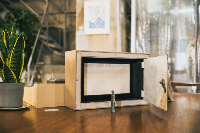 <span style="font-size:12px;"><font color="ffffff">テーブルの上にさりげなく置かれたOlectronicaの作品。たまに移動していたりするそう。４階にはOlectronicaの部屋もあります。<br> <br> また、料理家のワタナベマキさんが喫茶で提供するスープの監修をしたり、文筆家の甲斐みのりさんが館内の音楽の選曲やショップで販売する工芸品のプロデュースをするなど、大分県在住のアーティストたちと、別府に惹かれて深く関わるようになったクリエイターたちのコラボレーションで、この場所をつくり上げているのです。</font></span><br><br>