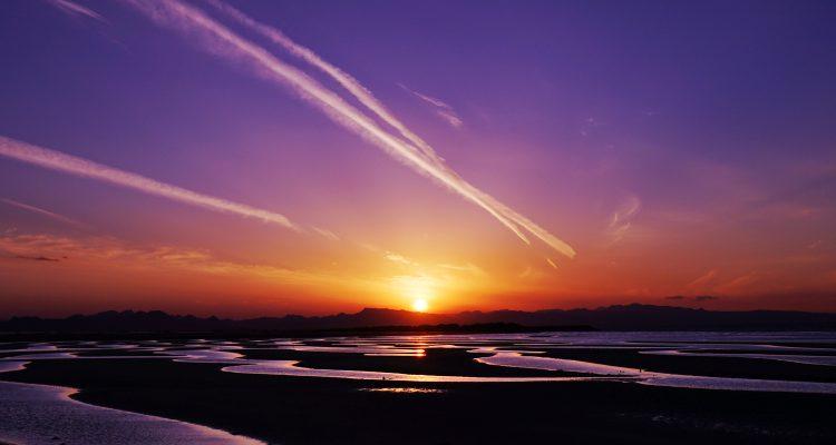 <span style="font-size:16px;"><a href="https://www.city.bungotakada.oita.jp/site/showanomachi/1278.html "> <span style="color:#C9F2E3;"><u>真玉海岸</u></span></a><br > <span style="font-size:12px;"> 晴れた日の夕暮れ時には辺り一面が真っ赤に染められ、水面にキラキラとオレンジ色の夕陽が写り、最後には真ん中に陽が落ちてゆき、その幻想的な姿に魅了されます。</span><br /> <span style="font-size:12px;"><span style="color:#FFFF00;">【スポット情報】</span><br /> 住所：大分県豊後高田市臼野５１２５<br /> TEL：0978-25-6219 （豊後高田市観光協会）</span><br /><br>