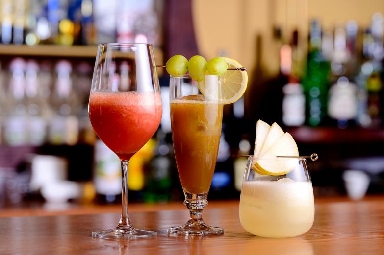 <span style="font-size:12px;">ドリンクの看板メニューは、旬のフルーツを使ったフレッシュカクテル。季節ごとに内容が変わるので、訪れるたびに新しい味と出合えます。もちろんウイスキーやワインなど定番も揃い、バリエーション豊富なのもうれしいですね。</span><br><br>