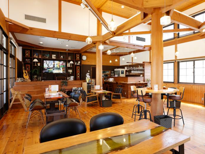 ▲ウッド調の広々とした店内。明るい日差しが差し込む窓からは中庭を眺めることができます