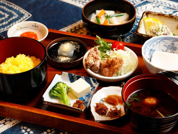 ▲「みそ汁御膳 花野」1500円(要予約)。予約なしで食べられる御膳や団子汁、甘味などもあります