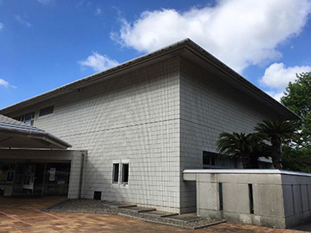 &lt;font color=&quot;#800080&quot;&gt;&lt;strong&gt;別府市美術館&lt;/strong&gt;&lt;/font&gt;（別府市）&lt;br&gt; &lt;strong&gt;郷土大分県を代表する作家の作品がずらり&lt;/strong&gt;&lt;br&gt; 明治から昭和初期の時代にかけて活躍した安井曽太郎、梅原龍三郎、福田平八郎、小磯良平、朝倉文雄の作品や、富永一郎、宇治山哲平、片多徳郎、江藤哲などの大分県を代表する作家の作品を展示しています。他にも歴史民俗資料等を常時展示するほか、企画展示や市民の個展、グループ展を開催しています。&lt;br&gt;&lt;hr&gt; &lt;strong&gt;【DATA】&lt;/strong&gt;&lt;br&gt; 住所：別府市大字別府字野口原3030-16／ 電話：0977-75-8710／ アクセス：別府ICから車で約10分&lt;br&gt; &lt;a href=&quot; https://www.city.beppu.oita.jp/sisetu/bunka_komyuniti/01bunka_01-02bijutukan.html&quot; target=&quot;_blank&quot;&gt;&lt;font color=&quot;#0033ff&quot;&gt;&lt;strong&gt;詳細はこちら&lt;/strong&gt;&lt;/font&gt;&lt;/a&gt;&lt;br&gt;&lt;br&gt;&lt;br&gt;