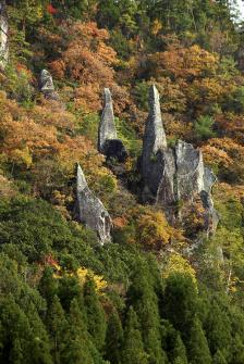 伊福の景や立羽田（たちはだ）の景など、細長い岩峰が魅力的な裏耶馬渓の 風景