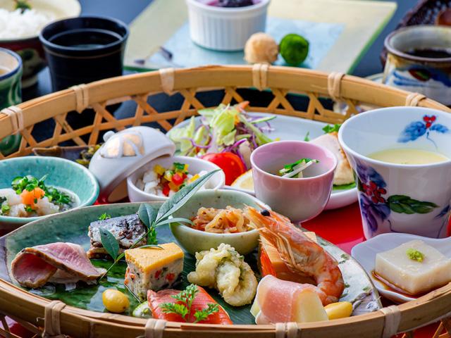 <font color="#ff1493"><strong>美味創匠 朱華</strong></font><br>約100年の古民家を改築した情緒あるお食事処。数ある創作料理の中でも「華かご膳」が人気のコースで、中津の鱧をはじめ、季節の旬の素材がふんだんに盛り込まれた贅沢な料理が味わえます。景観や雰囲気など、各部屋毎で異なる風情を感じさせる空間も素敵です。<hr><span style="font-size:14px;"><strong>【DATA】 </strong><br /> 住所／中津市豊後町876<br>電話／0979-22-3239<br>駐車場／10台<br>アクセス／中津ICから車で約15分<br /><a href="https://bungo-shuka.com/" target="_blank"><font color="#0033ff">詳細はこちら</font></a></span>