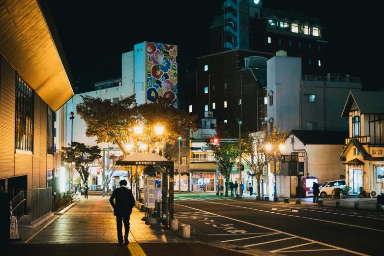 <span style="font-size:12px;"><font color="ffffff">別府の駅前通り。正面に見える壁画も「ALTERNATIVE STATE」の作品のひとつ、マイケル・リンの『温泉花束（オンセンブーケ）』。ライトアップはされていませんが、夜でも目に入ります。<br> <br> プロジェクトの運営を担う〈BEPPU PROJECT〉の久保優梨子さんは「このプロジェクトには、“湯けむり”のような典型的な風景とは違う別府の姿を見せたいという思いもあります。こんな景色もあるんだなと、楽しみながらまちを巡ってもらえたら」と話します。そして、久保さんが教えてくれたとっておきのスポットがここ。</font></span><br><br>