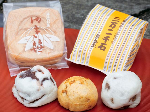 <font color="#ff1493"><strong>松山堂</strong></font><br>塩屋の坂の隣にある和菓子店。厳選した素材で一つ一つ丁寧に作る、80年の伝統が詰まった和菓子が揃います。おすすめは、むかいにある「綾部みそ」の一年合わせみそを使った自慢の皮はぎ餡の「みそまんじゅう」。おまんじゅう片手に坂道散策もオツなもの♪<hr><span style="font-size:14px;"><strong>【DATA】 </strong><br /> 住所／杵築市大字杵築173-1<br>電話／0978-62-2223<br>駐車場／周辺の無料共同駐車場利用<br>アクセス／杵築ICから車で約5分<br /><a href="https://kit-suki.com/pages/292/" target="_blank"><font color="#0033ff">詳細はこちら</font></a></span>