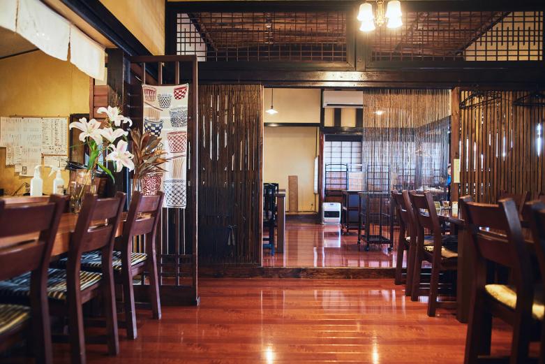 <span style="font-size:12px;"><font color="ffffff"> 〈水処稀荘〉から50メートルほどの場所にある〈和食工房 新〉。もともと寺子屋だったという築150年を超える古民家を改装した店は、訪れる人をあたたかく迎えてくれます。 1行アケ 店主の和田新市さんは、福岡でイタリアンのシェフとして活躍した後、湯布院の人気旅館〈山荘 無量塔〉などで和洋折衷料理を学んだ凄腕。県内の旬の食材をふんだんに使用したコース料理は、和と洋の絶妙なバランスで目も舌も楽しませてくれます。</font></span><br><br>