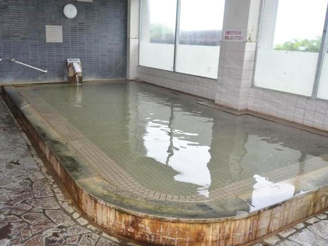 <font color="#800080"><strong>安心院温泉センター</strong></font><br>キャンプ施設やレストラン、スポーツエリア、ワイナリーなど魅力ある複合施設『家族旅行村 安心院』内にある温泉。やわらかい無色透明の湯は、身体の芯から温まると評判だ。２階の休憩所からは安心院盆地を一望でき、湯上りにゆっくりとくつろげる。<hr><span style="font-size:14px;">【DATA】<br >・住所／宇佐市安心院町下毛1046<br>・電話／0978-44-1988<br>・種類／内湯<br>・泉質／ナトリウムー塩化物泉<br><a href=" https://www.city.usa.oita.jp/tourist/stayspa/spa/9997.html" target="_blank"><font color="#0033ff">詳細はこちら</font></a></span><br><br>