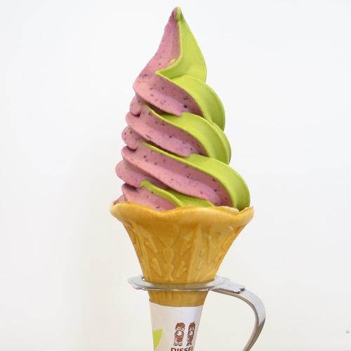 ▲緑から赤に色を変えるコキアを、杵築茶とブルーベリーのソフトクリームで表現した「コキア風ソフト」は期間限定です！