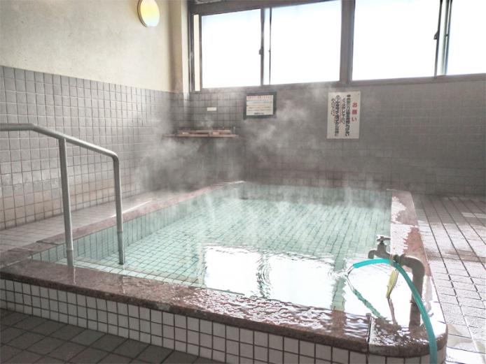 <font color="#800080"><strong>競輪温泉</strong></font><br>これぞ“おんせん県おおいた”ならでは、日本で唯一の競輪場敷地内にある温泉。昔懐かしいタイル貼りの浴槽には、源泉かけ流しの湯がたっぷりと注がれている。湯の温度はかなり高めだが、さらりとやわらかい肌触りで湯上りは気分爽快に。レースのない日でも入浴可能。<hr><span style="font-size:14px;">【DATA】<br >・住所／別府市亀川東町1-36 別府競輪駐車場内<br>・電話／0977-67-2626<br>・種類／内湯<br>・泉質／単純温泉<br><a href=" https://beppu-keirin.net/facility/keirinonsen.html " target="_blank"><font color="#0033ff">詳細はこちら</font></a></span><br><br>