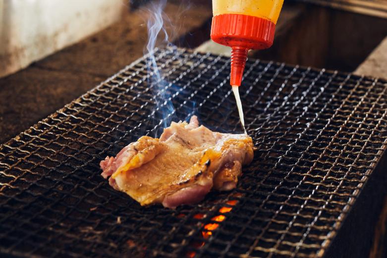 <span style="font-size:12px;"><font color="ffffff">鶏湯（ちーゆ）を肉にたらしてふわっと香りづけし、しっかり焼き上げることで備長炭のスモーキーな風味も加わります。</font></span><br><br>