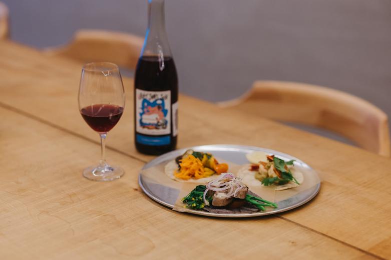 <span style="font-size:12px;"><font color="ffffff">トルティーヤから自家製という、並々ならぬ情熱が込められた「タコス」は6種前後を取り揃えます。注文は2枚から。<br> <br> 夜のメニューはアラカルトスタイルです。「自分が好きなので、ずっとつくり続けています」と南さんが推すのが、なんとタコス。内容は日替わりで、その時々の食材を織り交ぜるのが南流です。ぜひ気になったナチュラルワインと合わせてみてくださいね。</font></span><br><br>