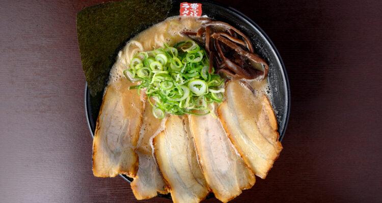 <span style="font-size:16px;"><a href="https://www.instagram.com/nito_ryu0715"><span style="color:#C9F2E3;"><u>豊後ラーメン 二刀竜</u></span></a><br ><span style="font-size:12px;"> 毎日継ぎ足しで作る、旨みとコクが凝縮された呼び戻しの熟成とんこつスープが自慢。子どもの替え玉が無料など、子ども連れにはうれしいサービスもある。</span><br /><span style="font-size:12px;"><span style="color:#FFFF00;">【スポット情報】</span><br />住所：大分県速見郡日出町3858-12<br />TEL：0977-85-7879<br />営業時間：11:00〜22:00<br />定休日：なし</span><br /><br>