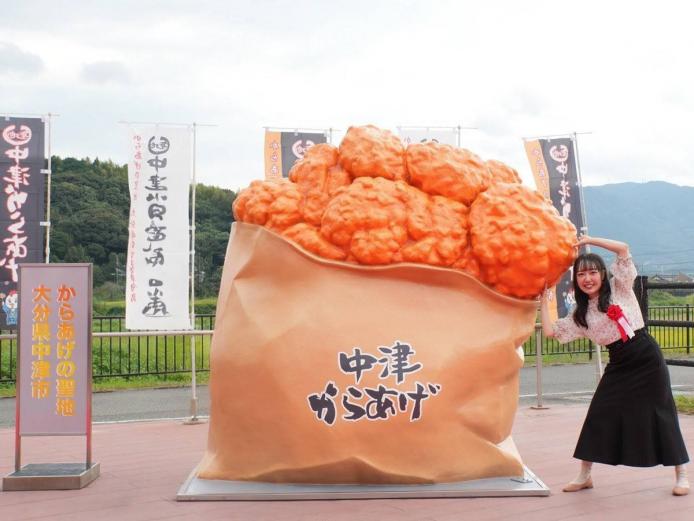 <font color="#800080"><strong>『道の駅なかつ』に巨大からあげモニュメントが登場！</strong></font><br>「中津からあげ」商標登録10周年を祝して制作された「巨大からあげモニュメント」が『道の駅なかつ』に設置されています。そのインパクトの大きさと美味しそうな風貌に、中津の新たな観光スポットとして話題になっています。ぜひ、モニュメントと一緒に写真を撮り、ハッシュタグ「#中津からあげ」「#聖地中津からあげ」でSNS投稿してくださいね！<hr><span style="font-size:14px;"><strong>【DATA】</strong><br />場所／中津市大字加来814番地<br>問合せ／0979-64-6565（中津耶馬渓観光協会）<br><a href=" https://nakatsuyaba.com/pages/470/" target="_blank"><font color="#0033ff">詳細はこちら</font></a><br><br>