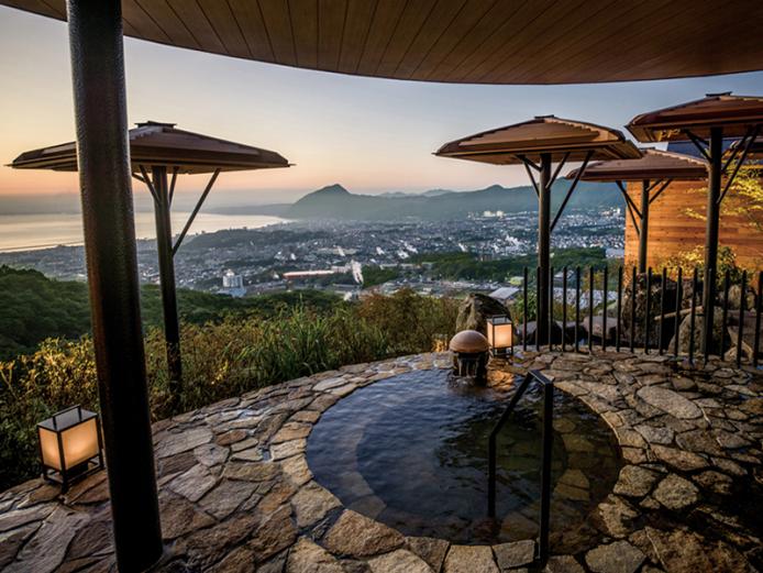 <font color="#800080"><strong>ANAインターコンチネンタル別府リゾート&amp;スパ</strong></font><br>別府を見晴らす高台に位置するリゾートホテルの温泉は、景色も空間も贅沢そのもの。別府市街地や別府湾、高崎山までを一望する露天風呂をはじめ、檜と石を贅沢に配した内湯、ベッドルームとバスルームが備わった家族風呂など、非日常的な時間を過ごせる。<hr><span style="font-size:14px;">【DATA】<br >・住所／別府市鉄輪499-18<br>・電話／0977-66-1000<br>・種類／内湯、露天、サウナ、貸切湯<br>・泉質／塩化物泉<br><a href=" https://anaicbeppu.com/" target="_blank"><font color="#0033ff">詳細はこちら</font></a></span><br><br>