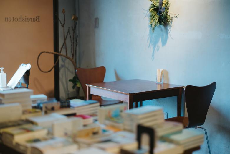 <span style="font-size:12px;"><font color="ffffff"> 本と飲食スペースが物理的にも近い位置に。<br> <br> こうして構想したブックカフェ。そのカフェにおけるメニューづくりにおいても、「本」が後藤さんの力になってくれました。例えばスイーツ。後藤さんは昔から趣味でケーキづくりをしていたそうですが、その先生は「レシピ本」でした。試しているうちに、どんどん応用できるようになり、今ではスイーツは人気商品に。</font></span><br><br>