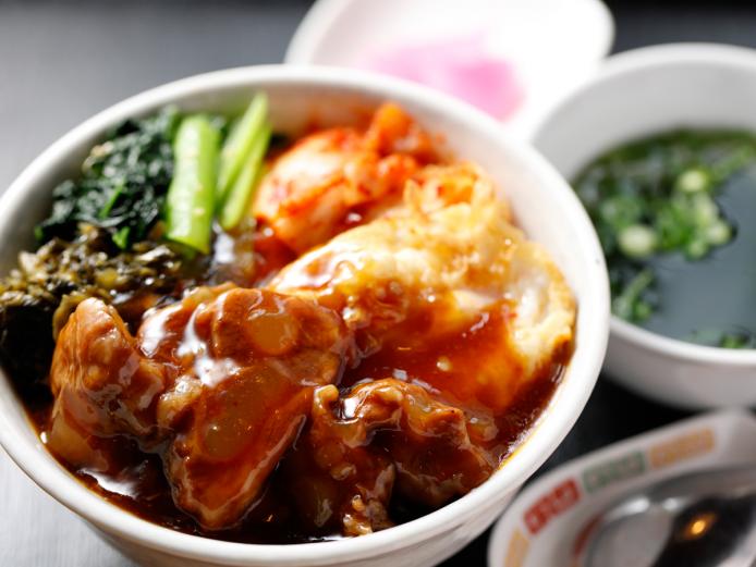 台湾のご飯と言えばコレ！<br> <font color="#800080"><strong>『紫陽花』の「魯肉飯（ﾙｰﾛｰﾊﾝ）」</strong></font><br>五香粉やオイスターソースで味付けし、約1時間半煮込んだ豚なんこつはとろとろ。揚げた目玉焼きと、キムチ、小松菜、高菜を混ぜて食べるのが『紫陽花』流。食べやすいようにアレンジしているのでぜひ味わってみて。<br> <span style="font-size:14px;"><strong>【DATA】</strong><br> 住所／玖珠町帆足365-19<br> 電話／0973-72-2835<br> 営業時間／11:30～14:00、18:00～深夜0:00<br> 休み／不定<br> 駐車場／4台<br> 交通アクセス／玖珠ICから車で約5分、JR豊後森駅から徒歩6分<br> <a href="https://www.instagram.com/ajisai_kusu/" target="_blank"><font color="#0033ff"> Instagramはこちら</font></a></span><br><br>