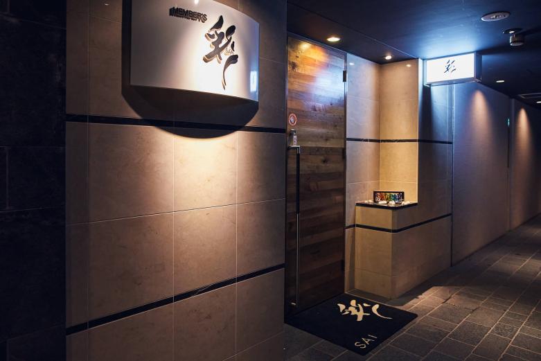 <span style="font-size:12px;"><font color="ffffff">「メンバーズ」と店名に入っているため一見（いちげん）さんお断りの会員制かと思いきや、初めてのお客さんもウェルカムとのこと。臆せず扉を叩いてみましょう。</font></span><br><br>