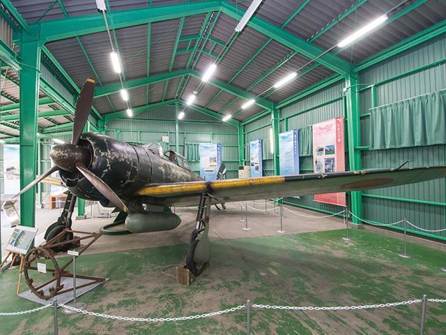 &lt;font color=&quot;#800080&quot;&gt;&lt;strong&gt;宇佐市平和資料館&lt;/strong&gt;&lt;/font&gt;（宇佐市）&lt;br&gt;&lt;strong&gt;宇佐海軍航空隊の歴史や市内の戦争遺跡について学ぶ&lt;/strong&gt;&lt;br&gt;宇佐海軍航空隊は1939年10月1日に、実戦訓練を行う航空隊として開隊しました。資料館では、宇佐海軍航空隊の歴史や宇佐への空襲、宇佐から出撃した特別攻撃隊、市内の戦争遺跡について解説します。実物大の零戦21型模型を使って、当時の戦闘機の大きさなどを肌で感じられる展示を行っています。&lt;br&gt;&lt;hr&gt;&lt;strong&gt;【DATA】&lt;/strong&gt;&lt;br&gt;住所：宇佐市閤440-5／電話：0978-33-1338／アクセス：宇佐ICから車で約10分&lt;br&gt;&lt;a href=&quot;https://www.city.usa.oita.jp/sougo/soshiki/18/shakaikyoiku/3/2/2155.html&quot; target=&quot;_blank&quot;&gt;&lt;font color=&quot;#0033ff&quot;&gt;&lt;strong&gt;詳細はこちら&lt;/strong&gt;&lt;/font&gt;&lt;/a&gt;&lt;br&gt;&lt;br&gt;&lt;br&gt;