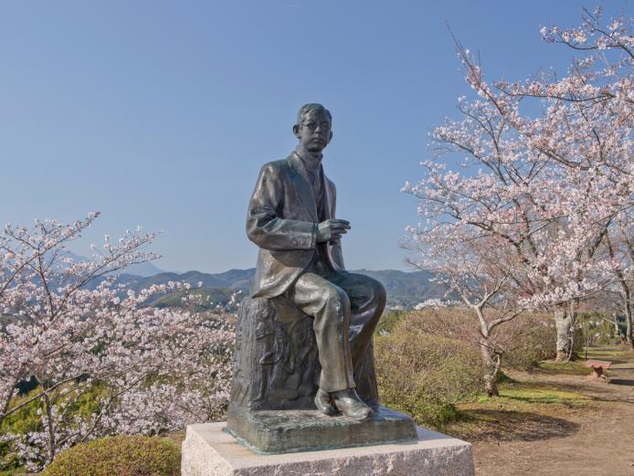 <font color="#EE82EE"><strong>岡城跡（おかじょうあと）</strong></font>（竹田市）<br>瀧廉太郎作曲「荒城の月」の舞台と言われる岡城跡は、「さくら名所100選」としても知られており、ソメイヨシノや山桜、ボタン桜など約450本の桜が咲き誇ります。城跡内では、本丸や二の丸など主な曲輪をはじめ、瀧廉太郎の像なども見ることができます。<hr><span style="font-size:14px;">【DATA】<br /> 桜の種類／ソメイヨシノ、山桜、ボタン桜など<br>見頃／3月下旬～4月上旬<br>住所／竹田市竹田2761<br>電話／0974-63-1541<br>駐車場／120台<br>アクセス／竹田ICから車で約10分<br><a href="https://okajou.jp/" target="_blank"><font color="#0033ff">詳細はこちら</font></a></span>