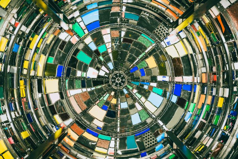 <span style="font-size:12px;"><font color="ffffff"> もうひとつ、夜見られる「ALTERNATIVE STATE」の作品があります。トキハを出てすぐ、国道を渡ると見えてくるのが、ニューヨークを拠点とするアーティスト、トム・フルーインの『ウォータータワー10：別府市、2023』です。<br> <br> 『ウォータータワー』は、給水塔をモチーフにしたフルーインの代表的なシリーズ。その10作目となるこの作品は、アメリカ国外では初の設置となるそうです。もちろん昼間でも見ることができますが、日没から23時までライトアップされ、ステンドグラスのような作品はさらに輝きを増します。</font></span><br><br>