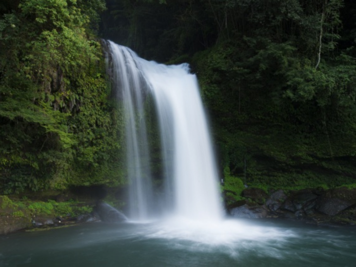 <font color="#A52A2A"><strong>慈恩の滝</strong><br> </font>日田市天瀬町と玖珠郡玖珠町の境にある「慈恩の滝」は、名前の由来となった「大蛇伝説」や「龍神伝説」が残っており、とてもロマンがある滝です。上段は20m、下段は10m、全長30ｍの二段落としといわれる滝の流れは豪快で迫力満点です。 上段の滝は両側の岸壁に囲まれ奥まったところにあるため、正面から絶景の滝が見られます。 体感温度はマイナス5度と言われており、暑い時期には涼しさを求めてたくさんの観光客で賑わいます。また、夜はライトアップされ、昼とは違う幻想的な風景も楽しめます。<br><a href="https://www.visit-oita.jp/spots/detail/4539" target="_blank"><font color="#0033ff">詳細はこちら</font></a><br>